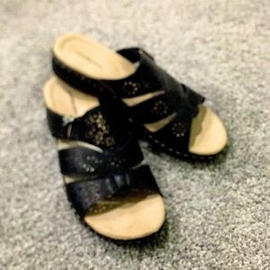 Comfort and burrow - black sandals